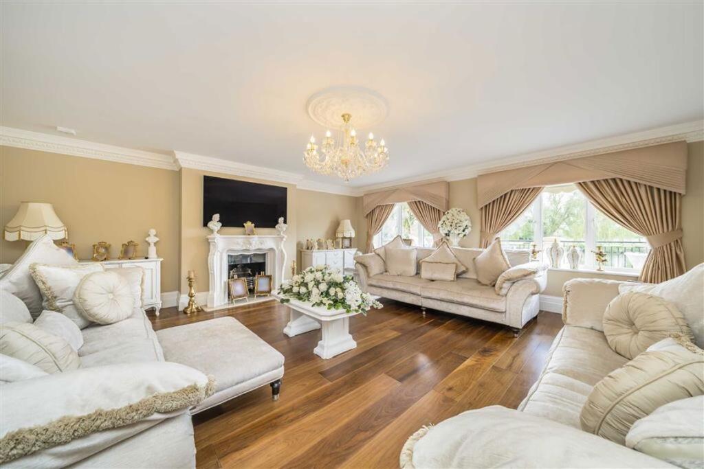 House in Wraysbury, Windsor and Maidenhead - More