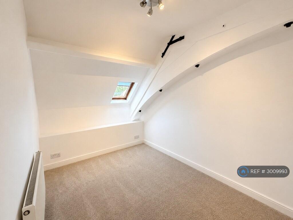 Apartment in Calderdale, West Yorkshire - View 4