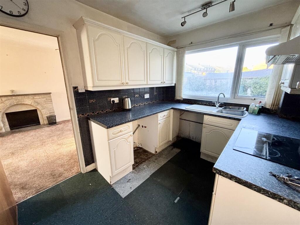Hibbs Close, Upton photo 4