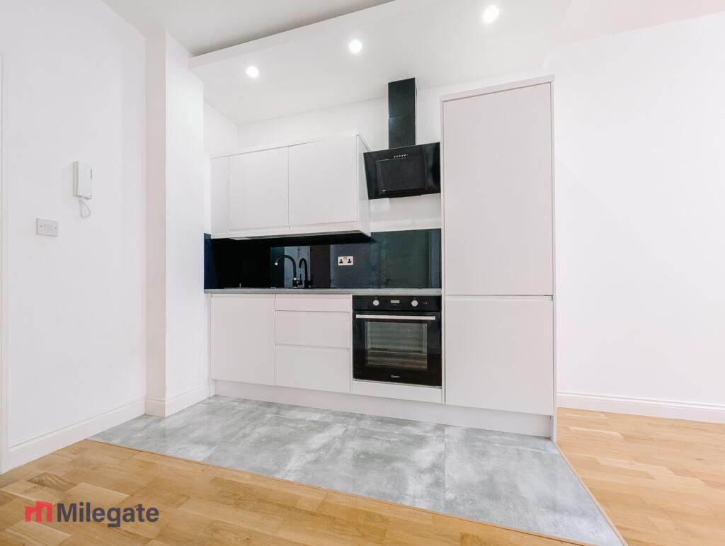 Apartment in Southend-on-Sea, Essex - More