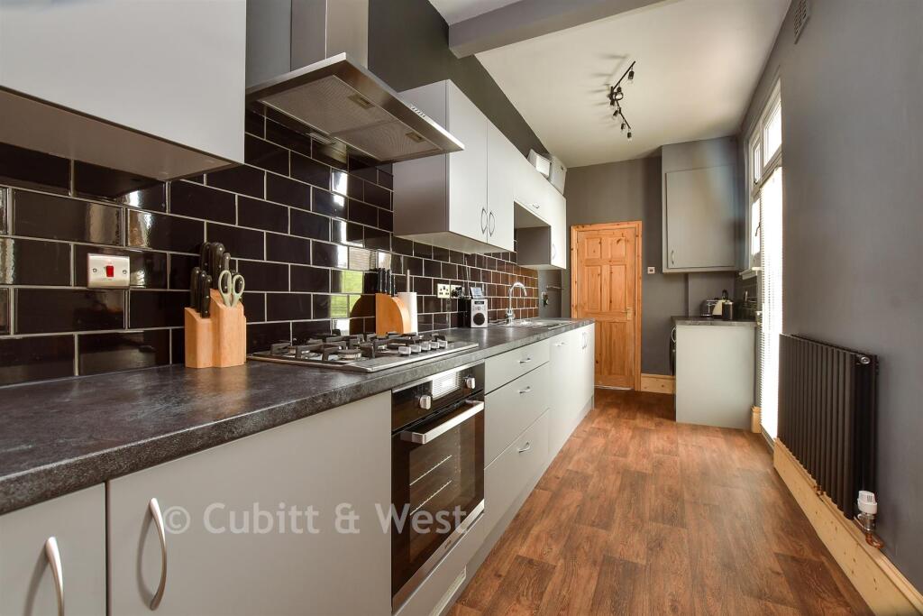 House in Sutton - View 4