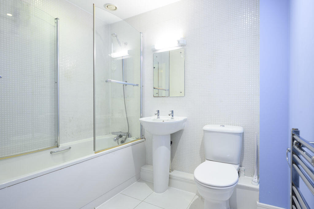Apartment in Walton-on-Thames, Surrey - More