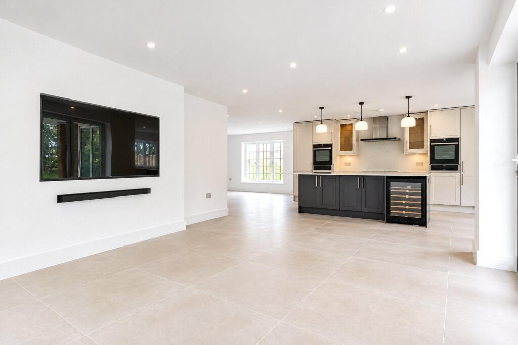 Hookhill Lane, Woking, Surrey, GU22 photo 4