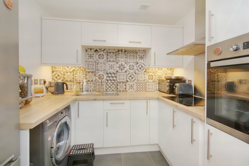 Farm Close, Staines-upon-Thames, TW18 photo 5