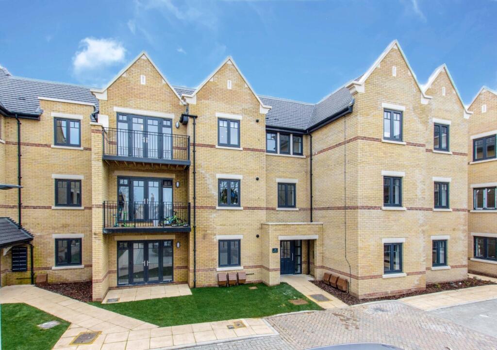 2-bed flat on Schreiber Grange, Stratford Road, Nascot Wood, £450,000
