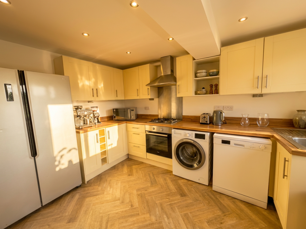 Main image of property: Park Road - 6 Bed Bills Inc, Lenton, East Midlands, NG7