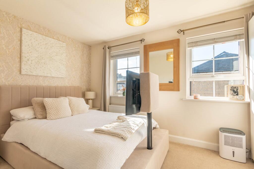 House in Kingston upon Thames, Norbiton - More