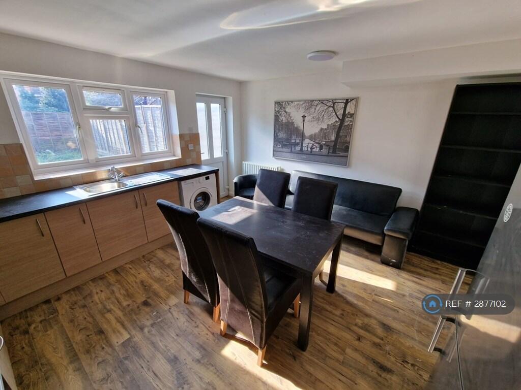 5 bedroom terraced house for rent