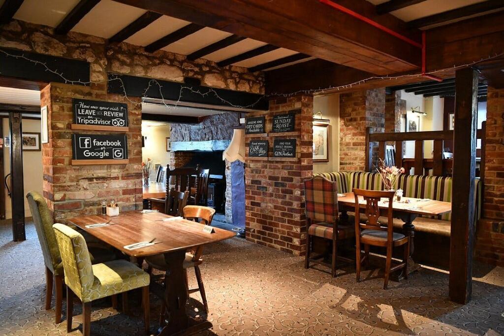 WEB indoor-pub-seating-area_2.jpg
