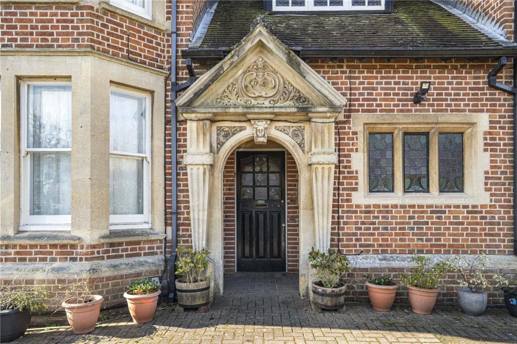 Main image of property: Charming 1-Bed Ground Floor Flat with Garden & Parking – Woodstock Road, Oxford