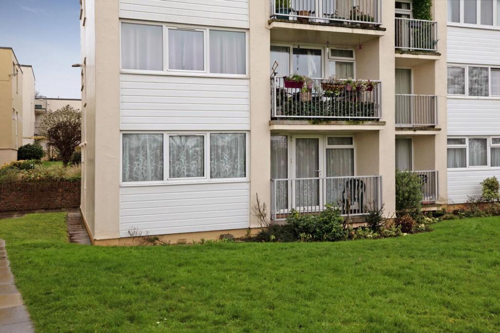 2-bed flat on Devondale Court, Dawlish Warren, EX7, £140,000