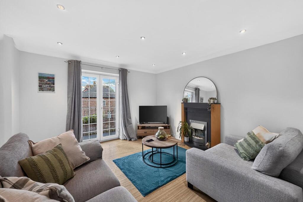 Apartment in Trafford, Broadheath - More