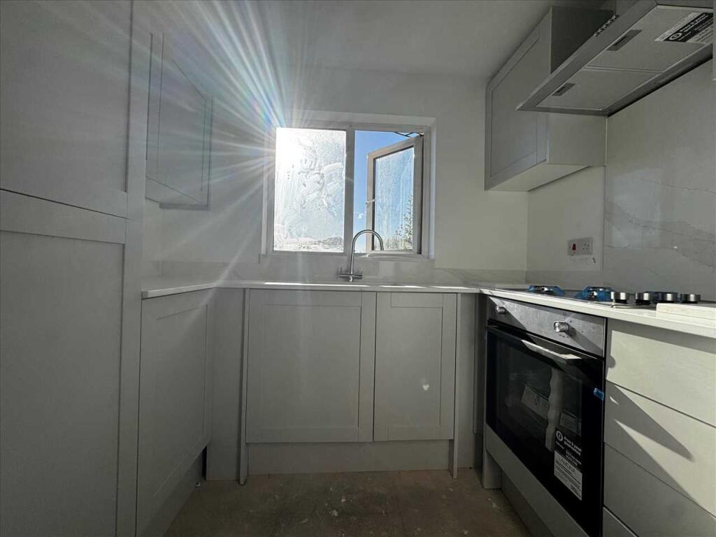 Whitelands Way, London, Romford photo 2