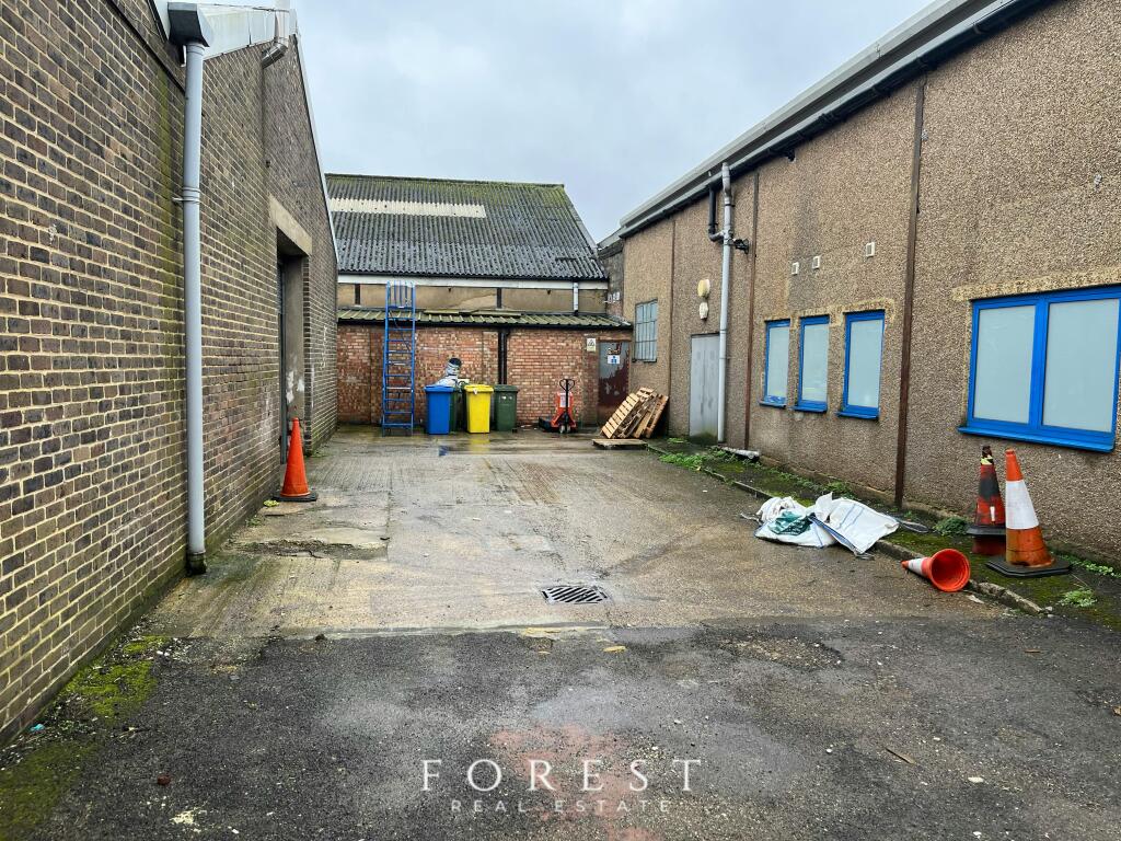 Unit 1, 14 Greycaine Rd (Rear Yard).jpg