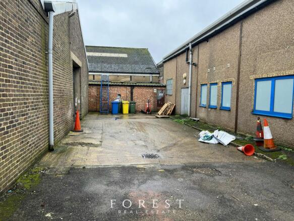 Unit 1, 14 Greycaine Rd (Rear Yard).jpg