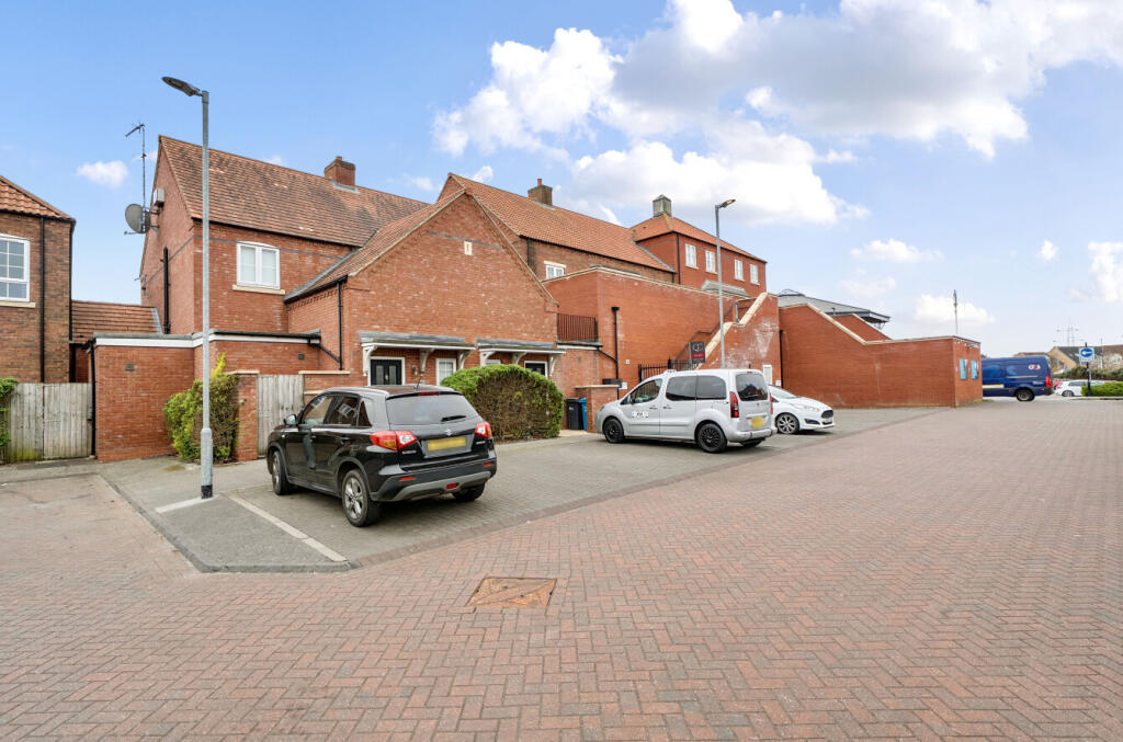 Village Green Way, Kingswood, Hull, East Riding of Yorkshi, HU7 photo 2
