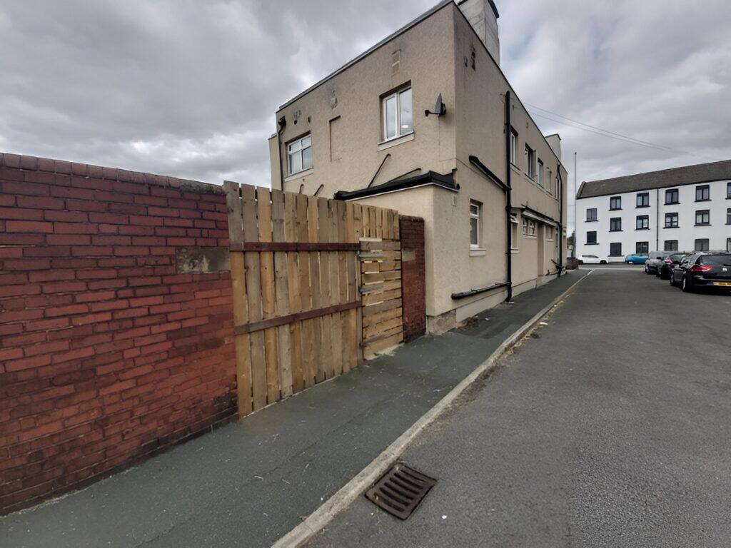 Main image of property: Room 2, Railway House, Balm Road, Hunslet, Leeds, LS10 2HU