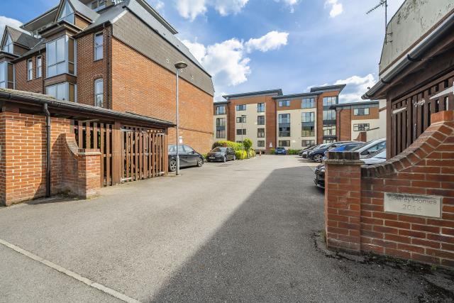 Apartment in Newbury, West Berkshire - View 2