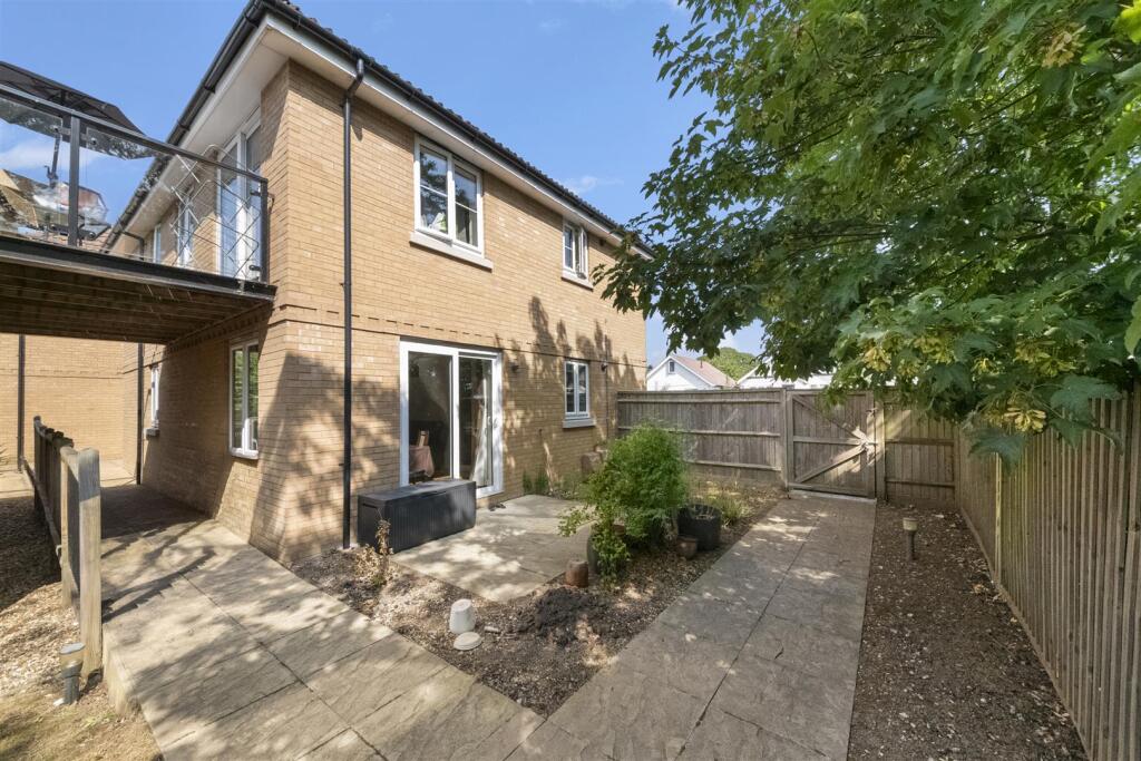 Apartment in Southall - More
