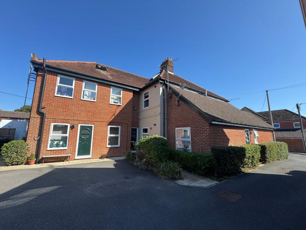 Flats 1, 2, 3 & 6 Avenue Court, The Avenue, Bishops Waltham, Southampton, SO32 1BN photo 2