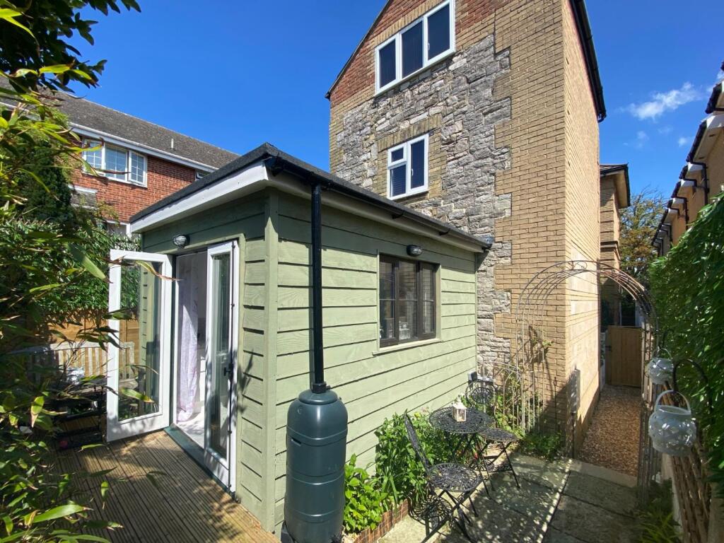 Main image of property: *CHAIN FREE + PARKING* Park Road, Ryde