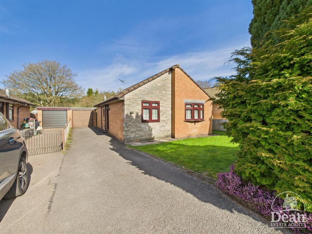 2-bed bungalow on High Delf Way, Whitecroft, Lydney, £280,000