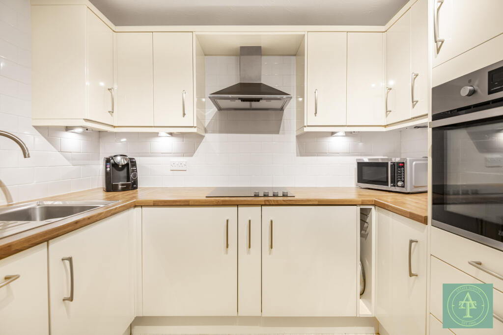 Woodmere Court, Southgate, London, N14 photo 2