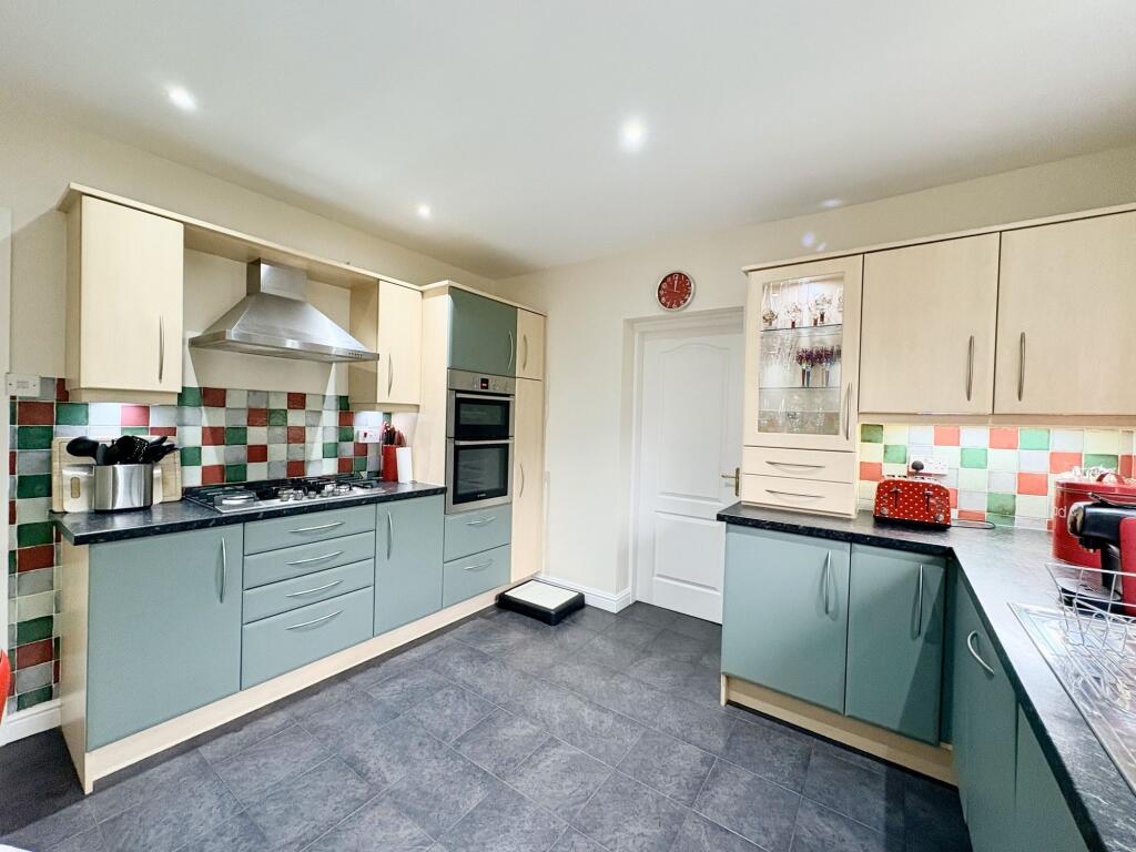 House in Doncaster, Rossington - More