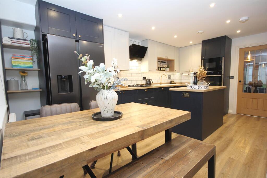 Castilian Way, Whiteley, Fareham photo 4