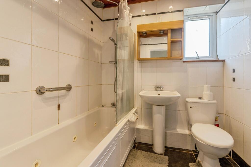 House in Thurrock, Essex - View 4