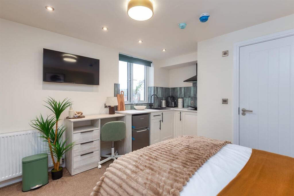 Apartment in Warrington, Bank Quay, Bewsey - View 3