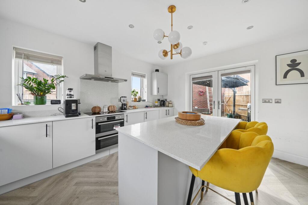House in Vale of White Horse, Wellington Gate, Grove - More