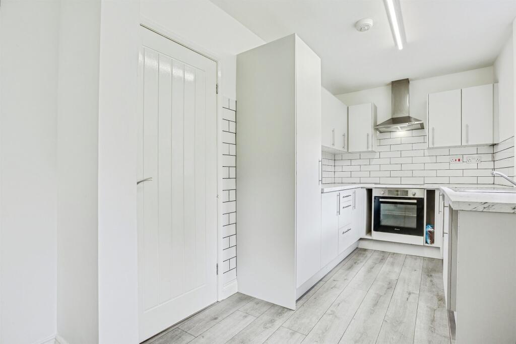 House in Wakefield, Flanshaw - View 3