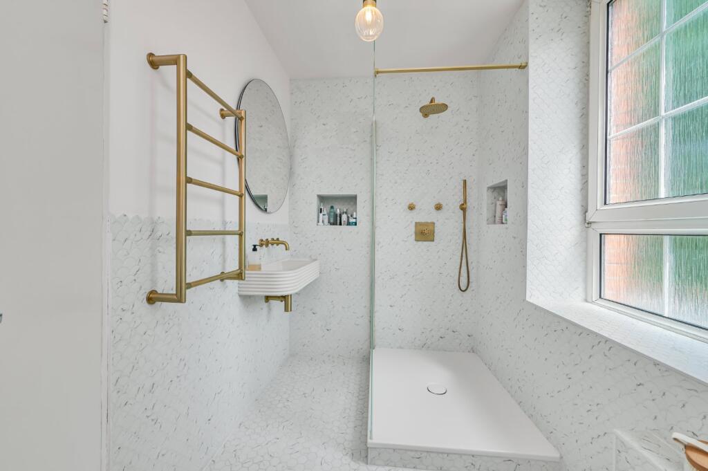 Apartment in London, Blenheim Gardens Estate, Streatham Hill - View 3