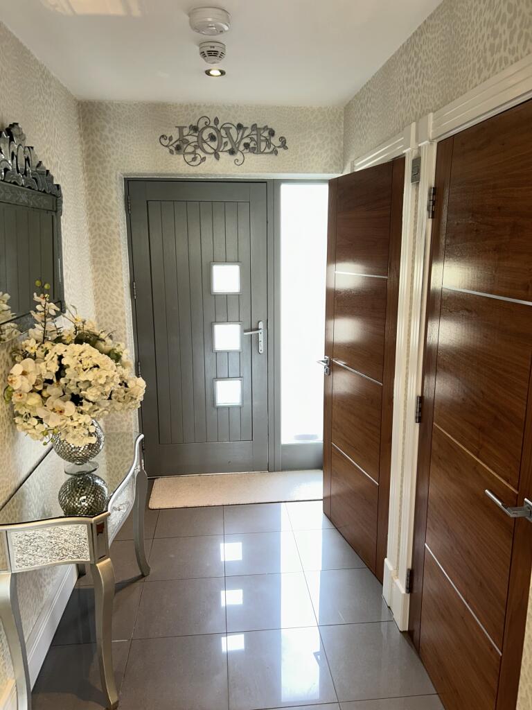 Apartment in Ilford - More