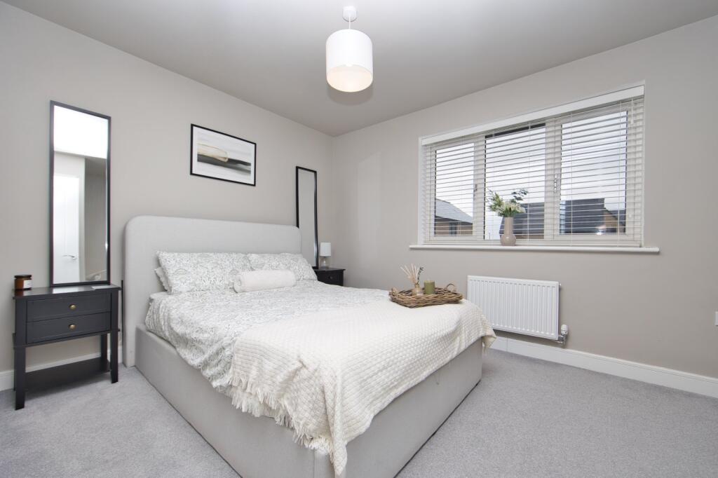House in Folkestone, Golden Valley, Sandgate - More
