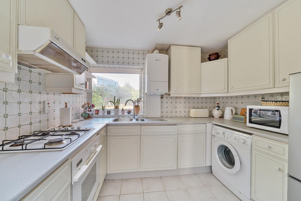 Apartment in Kingston upon Thames - View 4
