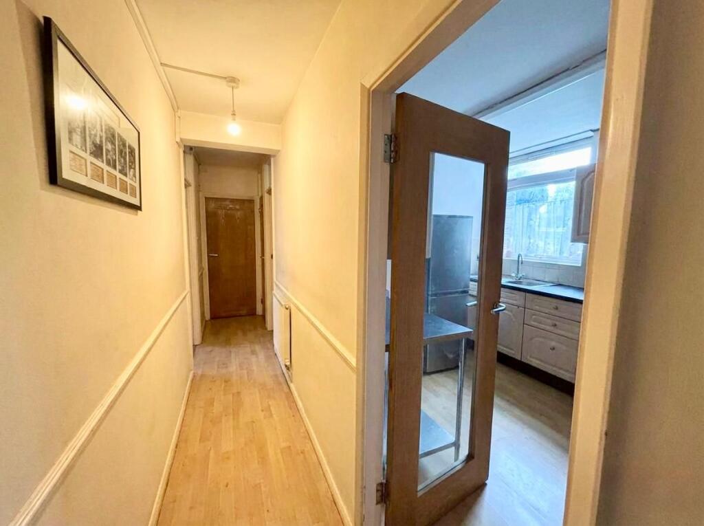 Tower Court, Tower Hill, Brentwood photo 4
