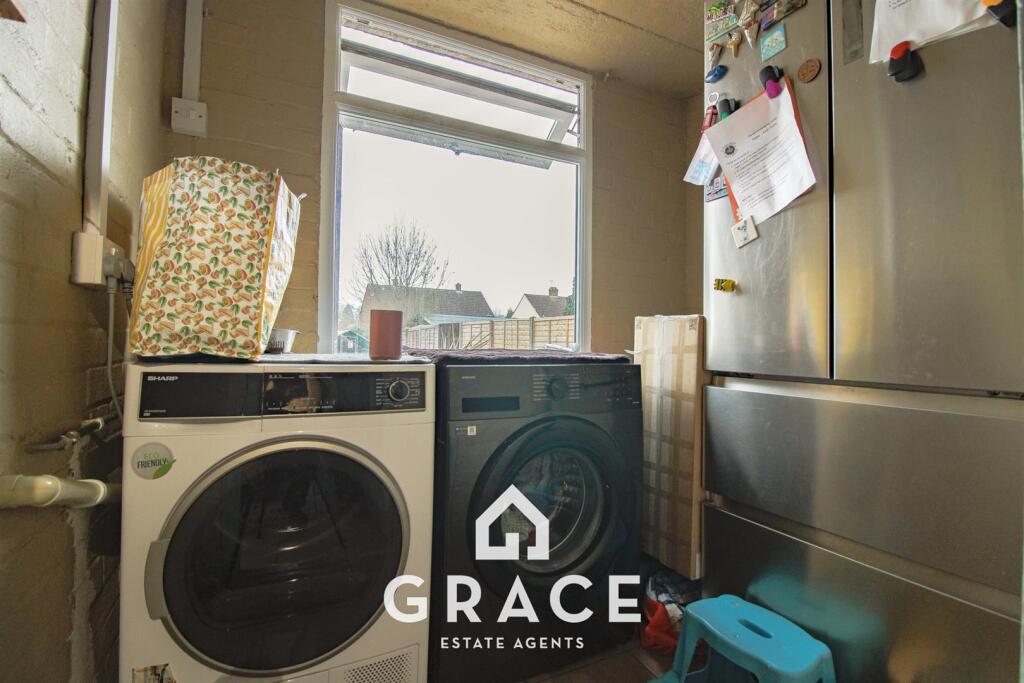 Chesterfield Drive, Ipswich - More