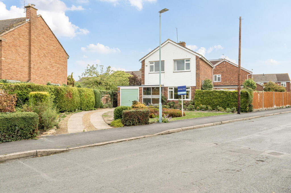 3-bed detached on Churchill Grove, Tewkesbury, Gloucestershire, £325,000