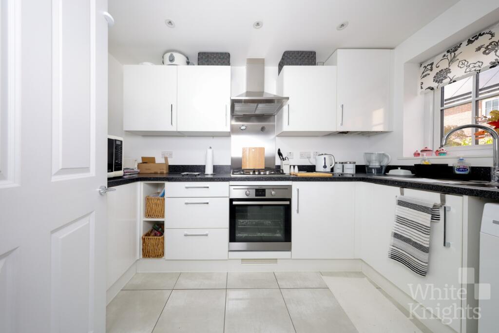 Addington Gardens, Woodley, Reading, Berkshire, RG5 3EW photo 2