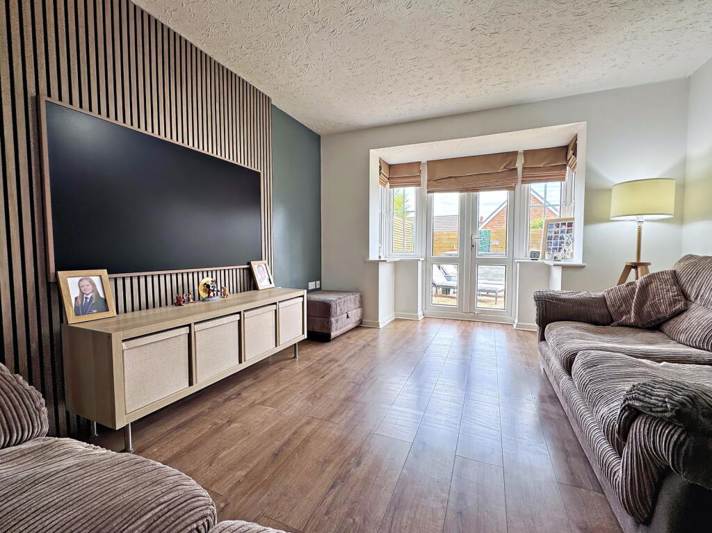 Beautifully presented three bedroom detached property - Mallen Drive, B69 image 4