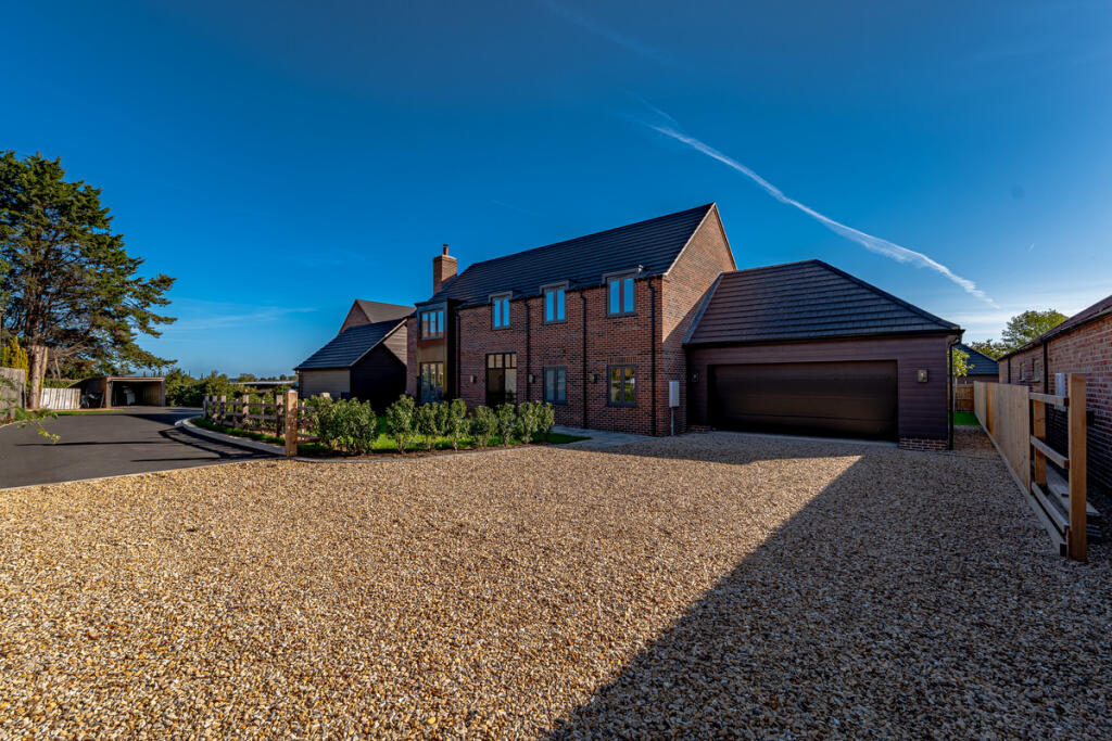 House in Lincoln - View 5