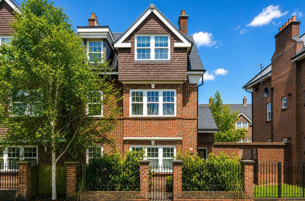 Main image of property: Bunns Lane, London, NW7