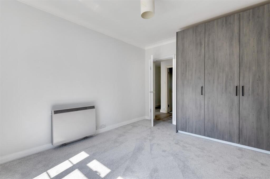 Apartment in Kingston upon Thames - View 4