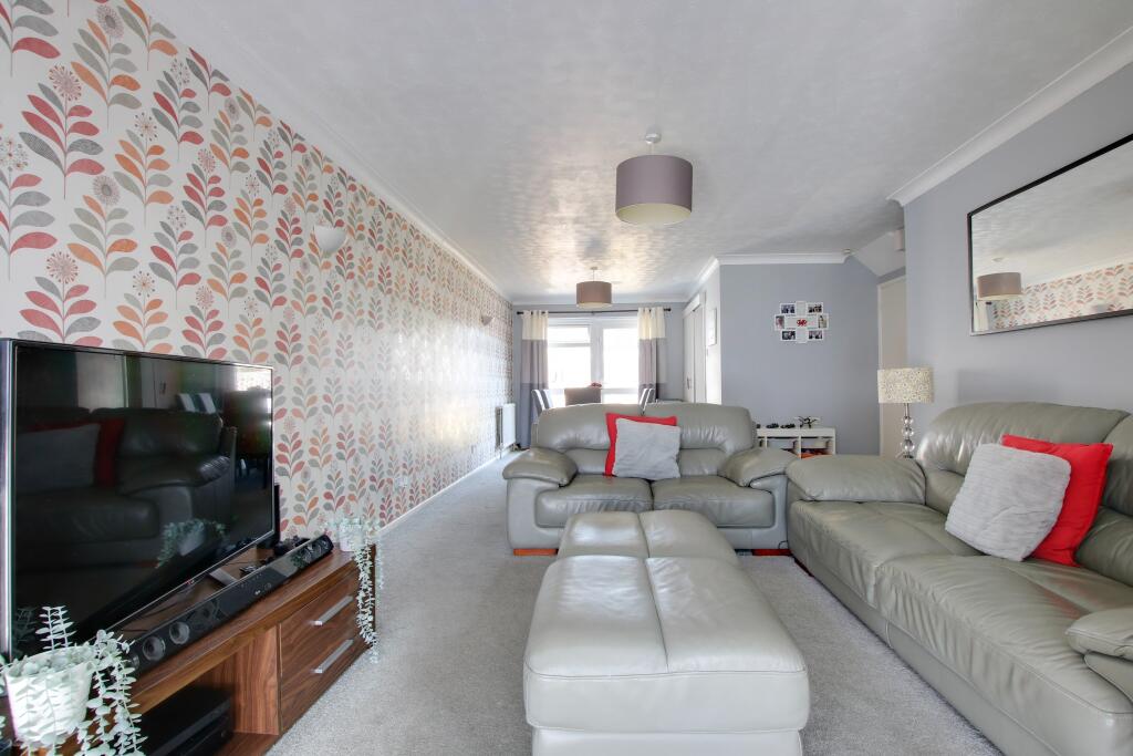 Gaylyn Way, Fareham. Guide Price £300,000 - £315,000. photo 2