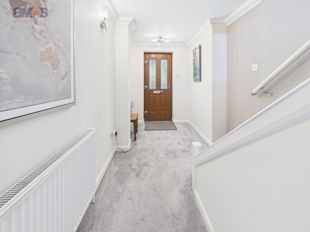 House in Rochford, Hockley - More