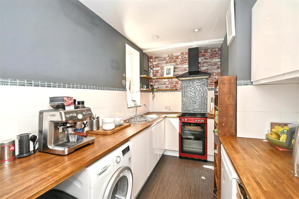 Apartment in Eastbourne, East Sussex - More