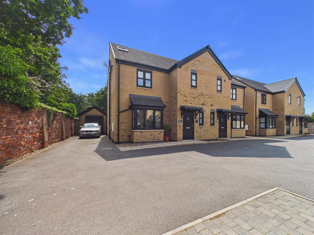 Main image of property: Avocet Close, Brough