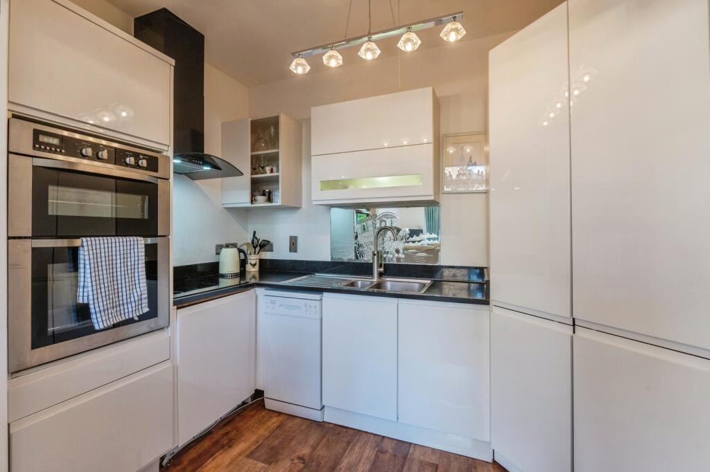 Apartment in Southend-on-Sea - View 4